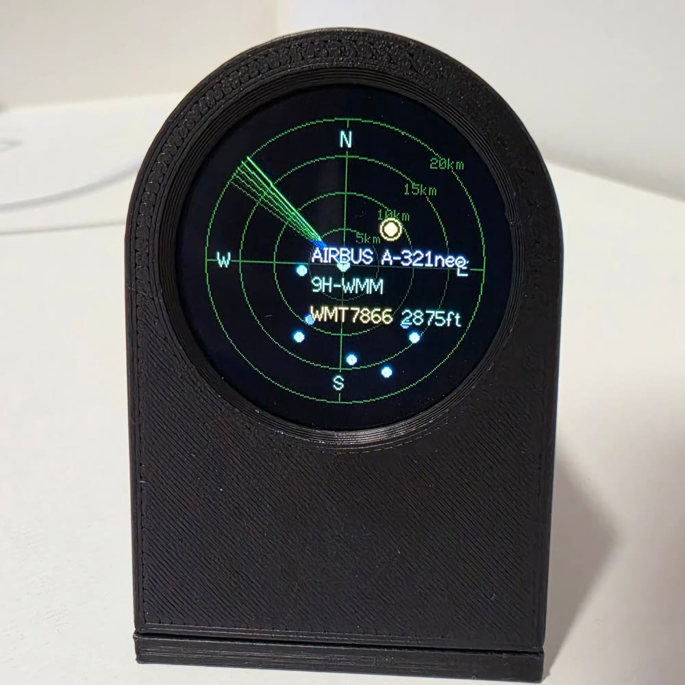 BBBRadar showing an Airbus A321neo on its round radar display, with the aircraft type, registration and altitude listed